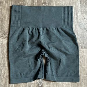 Kamo Fitness Eos scrunch shorts